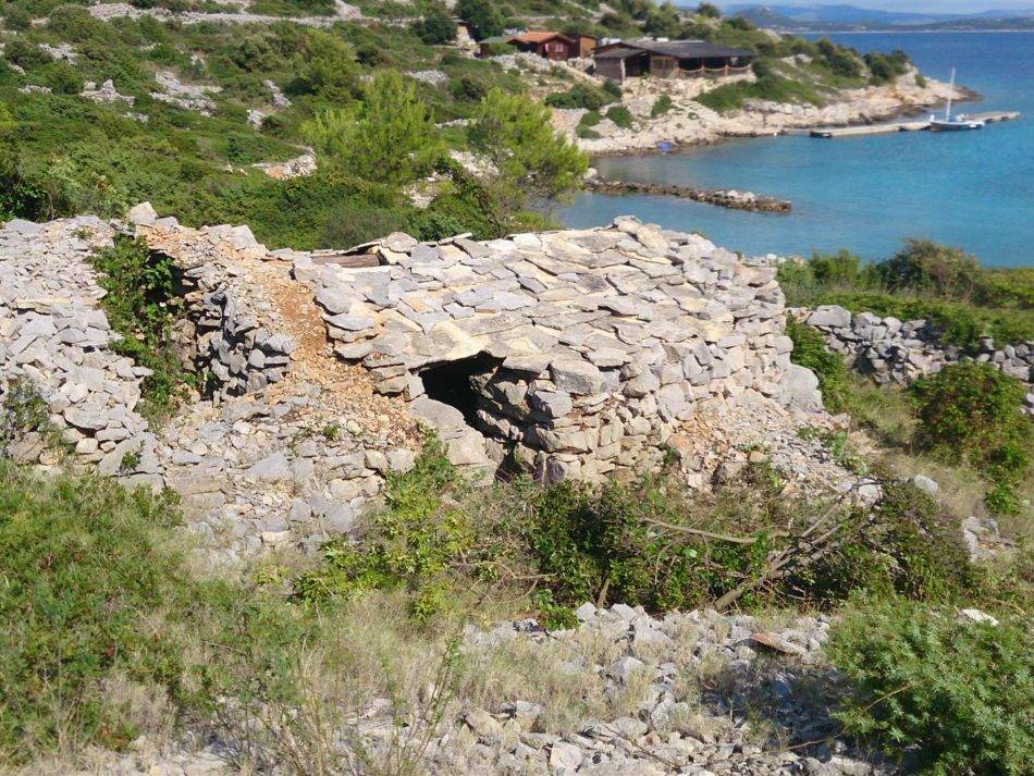 kaprije insel, ein küstengrundstück mit einem alten steinhaus